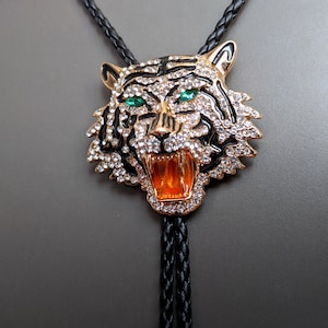 Bolo-Krawattenhalskette aus Kunstleder mit goldenem Tigerkopf und Strasssteinen – Western-Cowboy-Stil, Geschenk für Trauzeugen, verstellbares Band