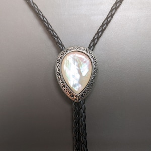 Pärlemor Vattendroppe Bola Slips – Western Cowboy Bolo Slips