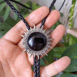 Bolo-Halskette mit schwarzer Onyx-Sonne – Anhänger aus Kunstlederband, Western-Hochzeitsgeschenk für Trauzeugen (verstellbare Länge)