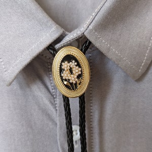 Pearl Flower Bolo Tie Necklace with Faux Leather Cord – Western Cowboy Wedding Necktie Gift for Men Groomsmen Bridegroom Him, Adjustable