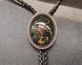 Cravatta Bolo Scorpione Nero: Collana Gotica Western in Similpelle
