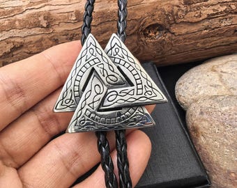 Collar vikingo triangular con forma de bolo: tótem de acero inoxidable y cordón de piel sintética.