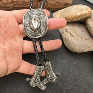 Cowboy Hat & Boots Bolo Tie – Western Wedding Necklace for Men Groomsmen Bridegroom
