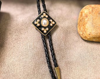 Rhombus Pearl Bolo Tie Necklace – Western Cowboy Faux Leather Bola Pendant for Men Groomsman