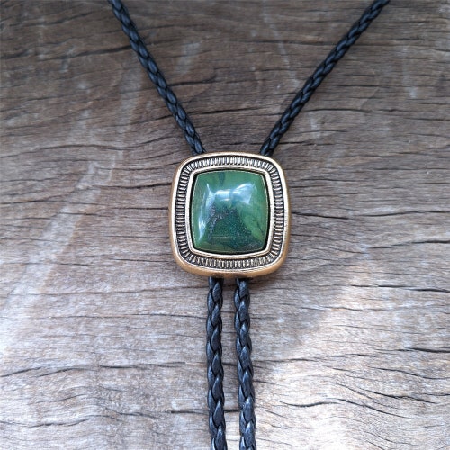 Collar tipo bolo cuadrado de jade verde natural – Corbata vaquera estilo western de piel sintética, regalo para padrinos de boda, hombre, él o ella, colgante de piedra preciosa