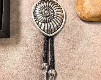 Ammonite Fossil Design Bolo Tie, Vintage Style Spiral Shell Western Necktie for Men and Women
