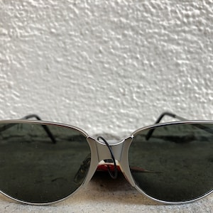 Jaren 90 00s Y2K NIEUW NWT Vintage zonnebril satijn zilverkleurige metalen monturen grijs groen getinte lenzen ovale jongensband cyber-futuristische rave Matrix