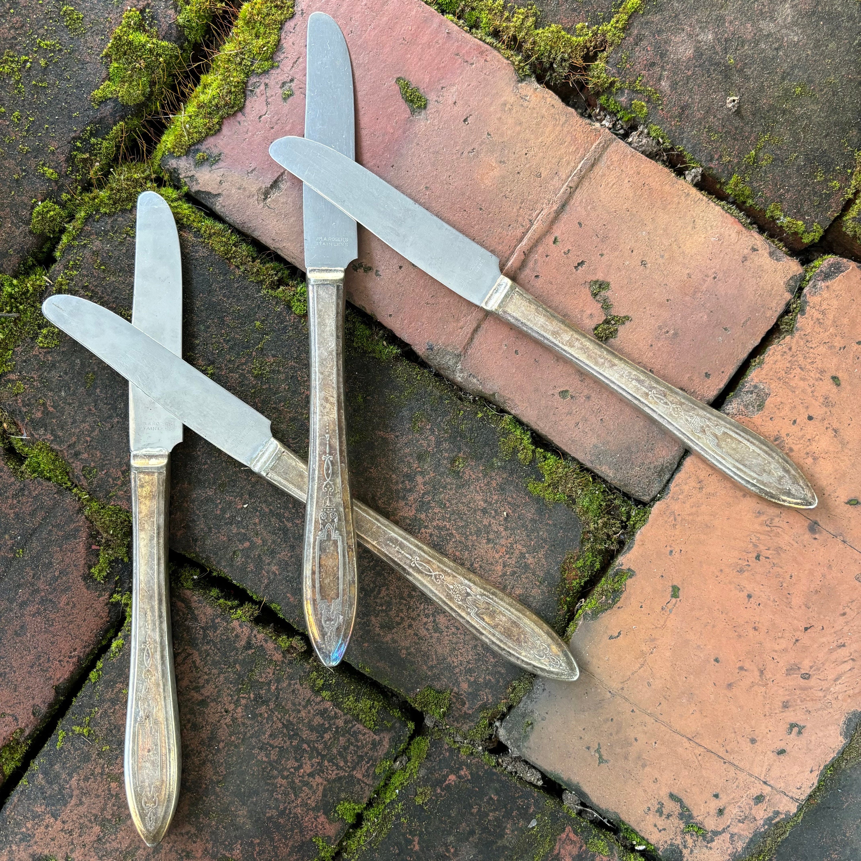 30s 1934 VINTAGE WM A Rogers Debutante Grandeur Princess knives matching set 4 silverplate silver plated metal stainless steel knife patina