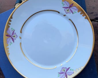 Vintage handgeschilderd Sorisio bord van keramiek, wit met paarse irissen en metallic gouden rand, met bloemen, geschikt voor desserts en salades, gesigneerd door Carmen R. Bavaria, Duitsland, 20 cm.