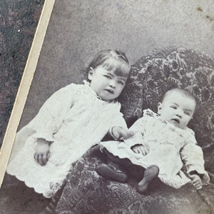 Tarjeta de gabinete con fotografía sepia de un acontecimiento histórico antiguo del siglo XIX El desastre del ferry de Bardwells 7 de abril de 1886 A. Smedley Greenfield, Mass.