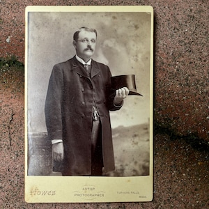 1800er 1900er Jahre ANTIQUE VINTAGE sepia Fotografie beige & gold Kabinett Karte Porträt Gentleman Moustache Hut Viktorian Howes Turner Falls Mass