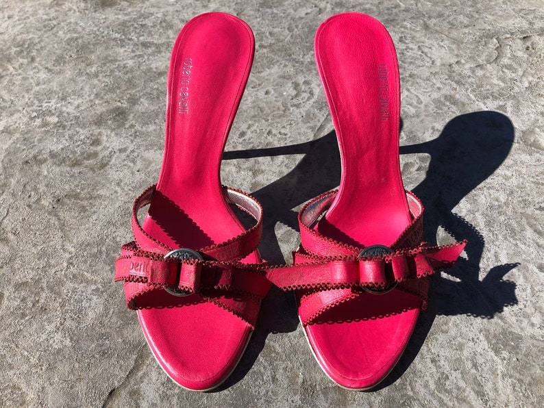 00s Y2K VINTAGE Roberto Cavalli designer shoes pink fuchsia leather scalloped branded ribbon marcasite high heel evening sandal 7 37.5 Italy