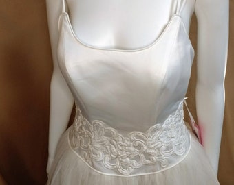 Vintage 90s wedding dress double spaghetti straps, drop waist, embroidery and beading. Applique hemline, unique and fairy tulle skirt. S-M