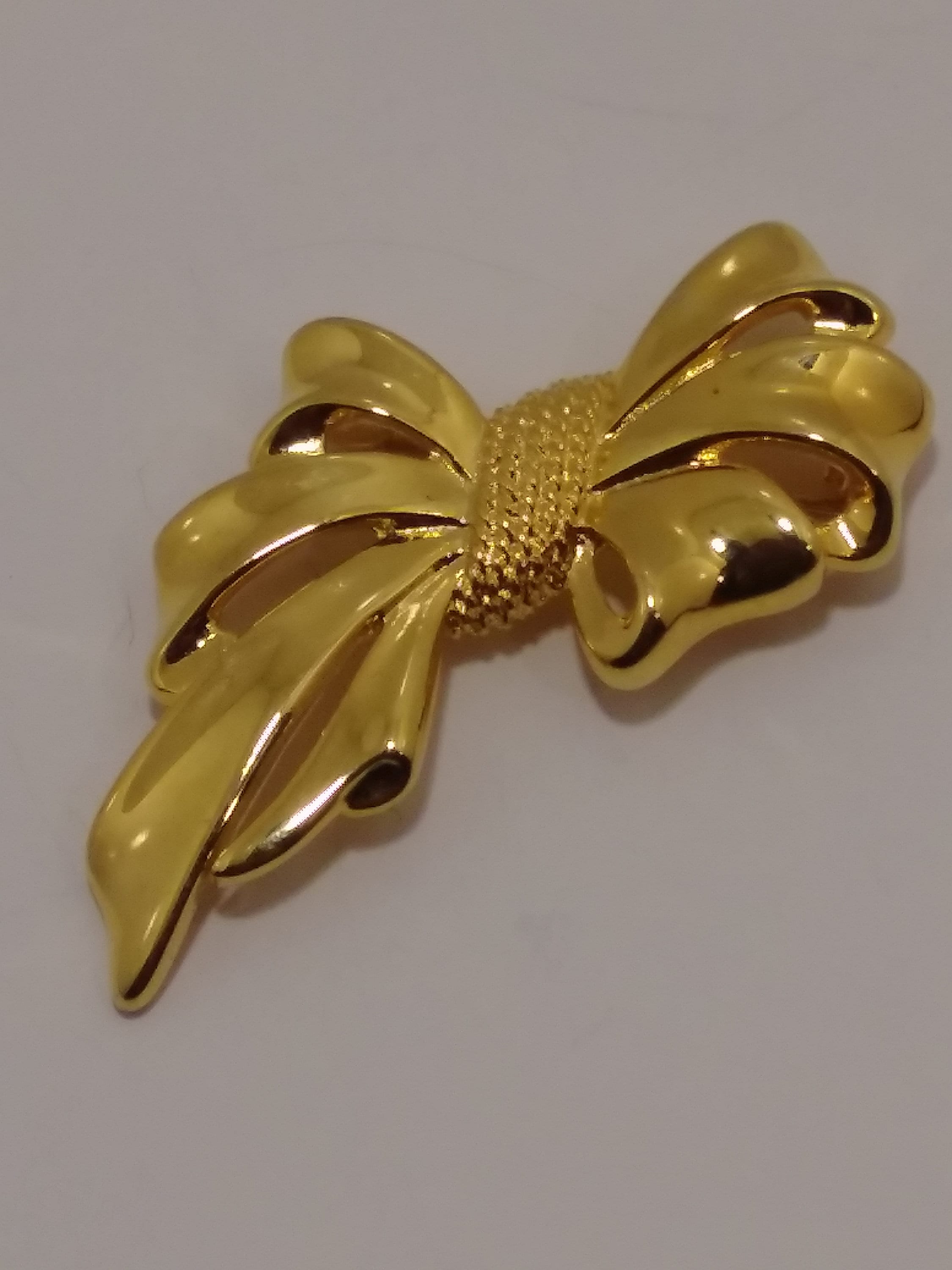 Vintage two tone bow pibrooch