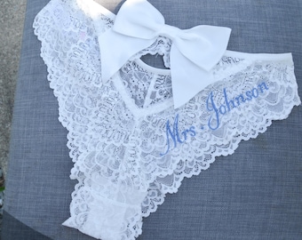 Mutandine in pizzo ricamate personalizzate con fiocco in raso: biancheria intima da sposa "Mrs." carina e sexy per il giorno delle tue nozze - regalo personalizzato per la luna di miele