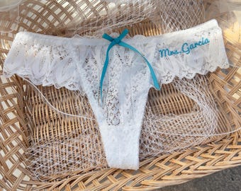 Perizoma in pizzo da sposa personalizzato – Intimo da sposa ricamato personalizzato con nome “Mrs” – Lingerie per il giorno delle nozze, regalo Something Blue per la sposa