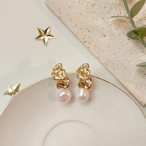 Raya | 14K ゴールド モルテン ストーン スタッド パール ドロップ イヤリング、淡水本真珠、14K ゴールド ヴェルメイユ、防水、シックな花嫁介添人ギフト