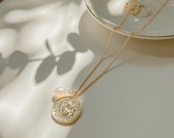 Tess | Medaillon Mini Perlenkette | 14k Gold gefüllte Halskette, Süßwasserperlen-Anhänger, Brautjungfern-Geschenk, zierliche Münz-Layering-Halskette