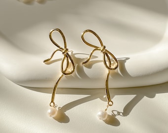 Bowe / Orecchini pendenti con perle di eleganza con nastro dorato, mini perle d'acqua dolce riempite in oro 14k, orecchini con nodo a farfallino, regalo da damigella d'onore per lei