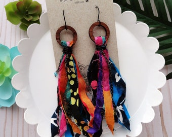 Boucles d'oreilles pompon ruban batik multicolore, boucles d'oreilles pendantes en tissu, pompon batik, bijoux gitane, boucles d'oreilles bohème, boucles d'oreilles ruban, 5 pouces de long