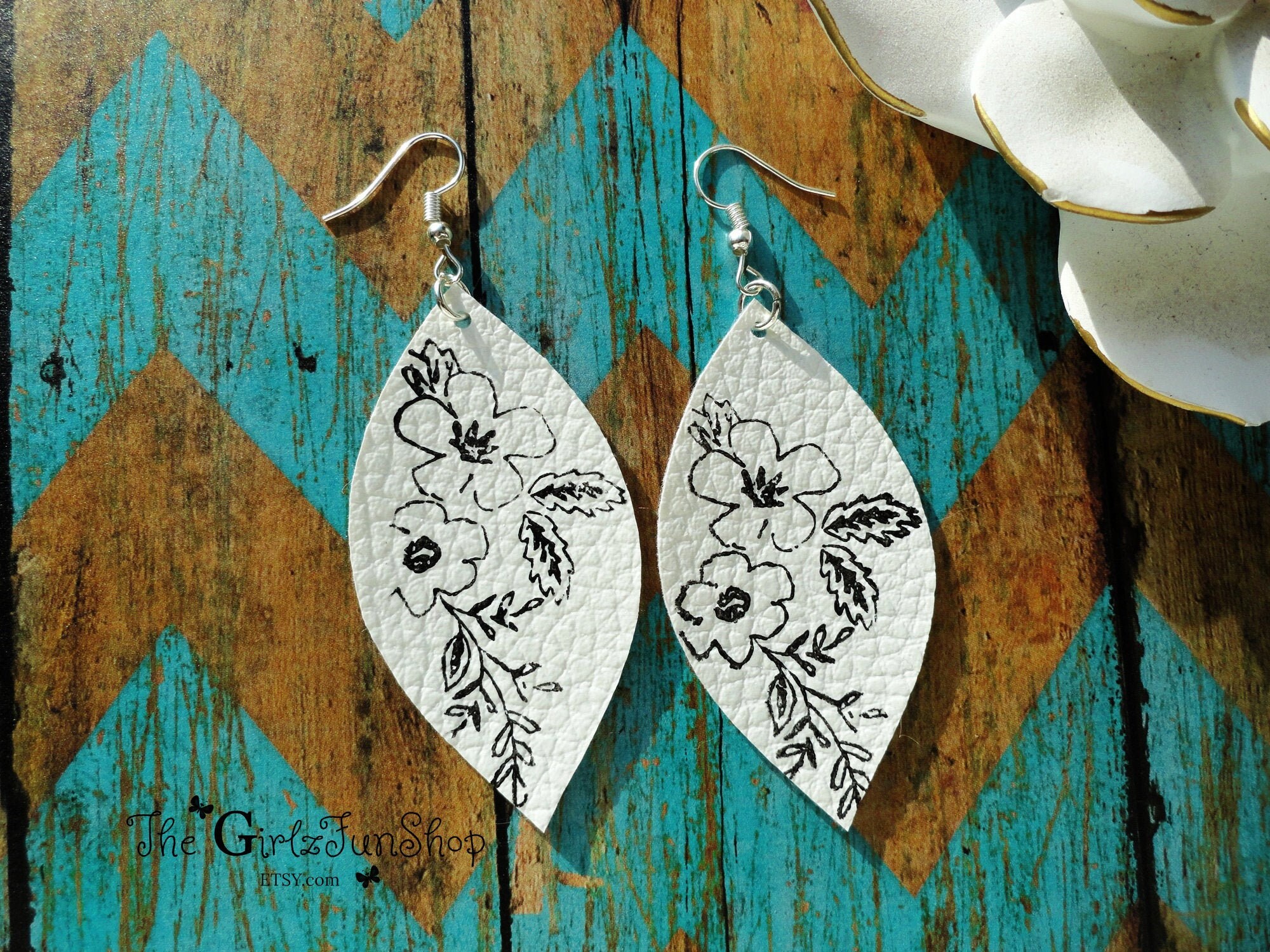 Handbemalte weiße und schwarz breite Blümchen Blatt Ohrringe | Etsy