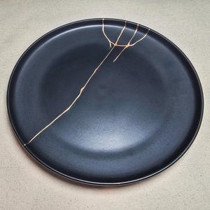 Kani Kintsugi Matte Black Plate, Premium Japanese Gold Pigment, Modern Minimalist Kintsugi Ceramic Art, Wabi Sabi Architectural Decor Gift