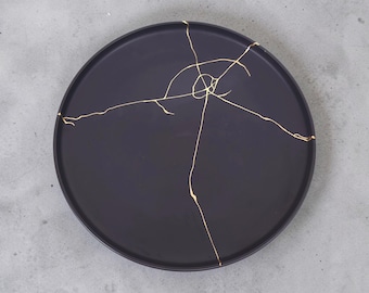 Prato Kintsugi Moderno Preto Fosco | Arte Cerâmica Wabi Sabi com Reparo em Ouro | Decoração Estética Japonesa | Presente Terapêutico de Qualidade de Museu
