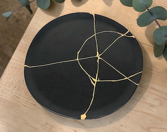 Plato Kintsugi de oro de 24k / Cerámica artística Wabi Sabi / Reparación Urushi auténtica / Regalo de aniversario único / Cerámica minimalista Zen