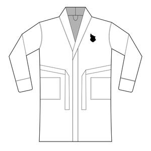 Pode incluir: Um roupão branco com gola de xale, mangas compridas e dois bolsos frontais. Um emblema preto está no peito esquerdo. O roupão tem cinto e presilhas. Design simples e limpo.