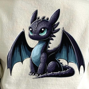 Puede incluir: Ilustración de dibujos animados de un dragón negro con grandes ojos y alas de color turquesa. El dragón está sentado con las alas extendidas y tiene una apariencia linda y amigable. Las escamas del dragón son de color púrpura oscuro.