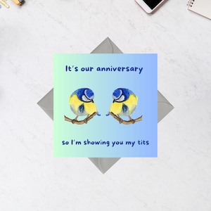 Es nuestro aniversario, así que te mostraré mis tetas. Tarjeta de felicitación divertida del aniversario.