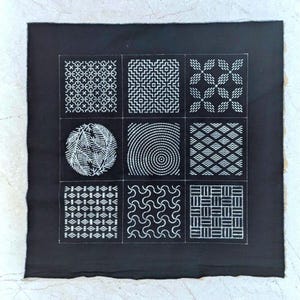 Pannello di tessuto ricamato Sashiko in cotone indaco, con motivo tradizionale prestampato.