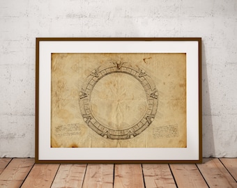 Peut inclure: Une impression encadrée d'un plan d'architecte vintage du Stargate de la série de science-fiction Stargate SG-1. L'impression est sur du papier vieilli avec un fond brun et présente un design circulaire avec un anneau central et une série de symboles autour du bord.