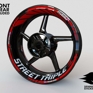 Puede incluir: Calcoman&iacute;as de llanta de rueda de motocicleta rojas y blancas con el texto "STREET TRIPLE" y las palabras "GREAT BRITAIN" a cada lado. Las calcoman&iacute;as est&aacute;n dise&ntilde;adas para adaptarse a una llanta de rueda de motocicleta.
