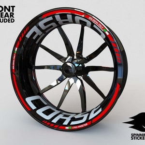 Puede incluir: Una llanta de rueda de motocicleta negra con una franja roja y blanca y las palabras "CORSE" y "BOLOGNA ITALY" en letras blancas.