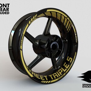 Puede incluir: Llantas de rueda de motocicleta negras con una franja dorada y el texto "Street Triples" en letras doradas.