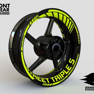 Puede incluir: Llantas de rueda de motocicleta negras con una franja amarilla y negra y el texto "Street Triple S" en letras amarillas.
