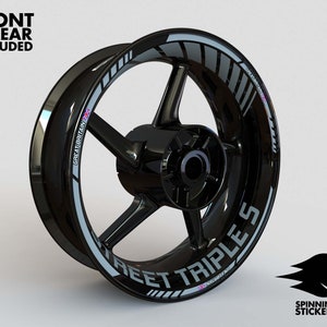 Puede incluir: Llantas de moto negras con una pegatina gris y blanca "Street Triples". La pegatina tambi&eacute;n incluye el texto "Gran Breta&ntilde;a" y una peque&ntilde;a bandera de la Union Jack.