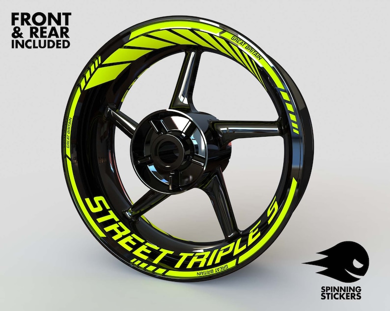 Puede incluir: Una llanta de rueda de motocicleta negra con un dise&ntilde;o de rayas amarillas y negras. La raya tiene el texto "Street Triple" y "Gran Breta&ntilde;a" en ella.