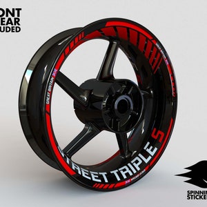 Puede incluir: Calcoman&iacute;as de llanta de rueda de motocicleta roja y negra con el texto "Street Triple S" y "Gran Breta&ntilde;a" en una rueda de motocicleta negra.