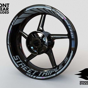 Puede incluir: Calcoman&iacute;as de llanta de rueda de motocicleta en blanco y negro con el texto "Street Triple" y "Gran Breta&ntilde;a" con una bandera de la Union Jack.