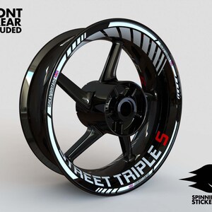 Puede incluir: Llantas de rueda de motocicleta negras con un dise&ntilde;o de rayas blancas y grises. La llanta tiene el texto "Street Triple S" en blanco con una "S" roja.