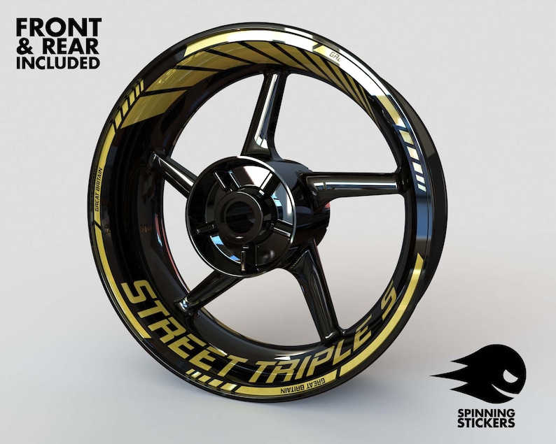 Puede incluir: Llantas de rueda de motocicleta negras con una franja dorada y el texto "STREET TRIPLE S" en letras doradas.