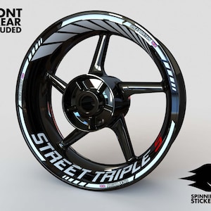 Puede incluir: Llantas de rueda de motocicleta negras con una franja blanca y plateada y las palabras "Street Triple" y "Great Britain" en letras blancas. La llanta tambi&eacute;n tiene una "S" roja.