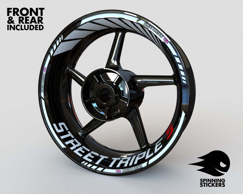 Puede incluir: Llantas de rueda de motocicleta negras con una franja blanca y plateada y las palabras "Street Triple" y "Great Britain" en letras blancas. La llanta tambi&eacute;n tiene una "S" roja.
