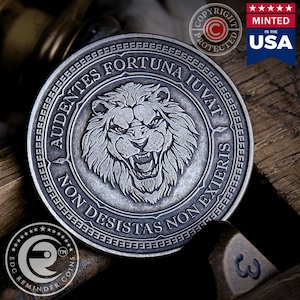 Audentes Fortuna Iuvat | ライオン EDC リマインダー コイン | 毎日持ち歩けるポケット ギア ギフト メダリオン | ラテン デイリー ストイック チャレンジ ミリタリー コイン