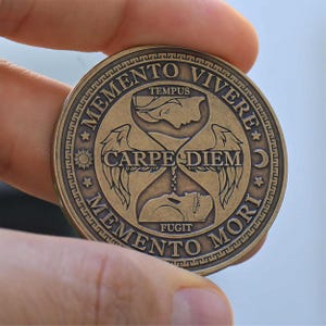 Carpe Diem Münze | Tägliche Stoische Münze | Memento Mori Bronze Herausforderungs-Münze | Motivation Männer Ehemann Freund Geschenk |Tempus Fugit EDC Erinnerungsmünze