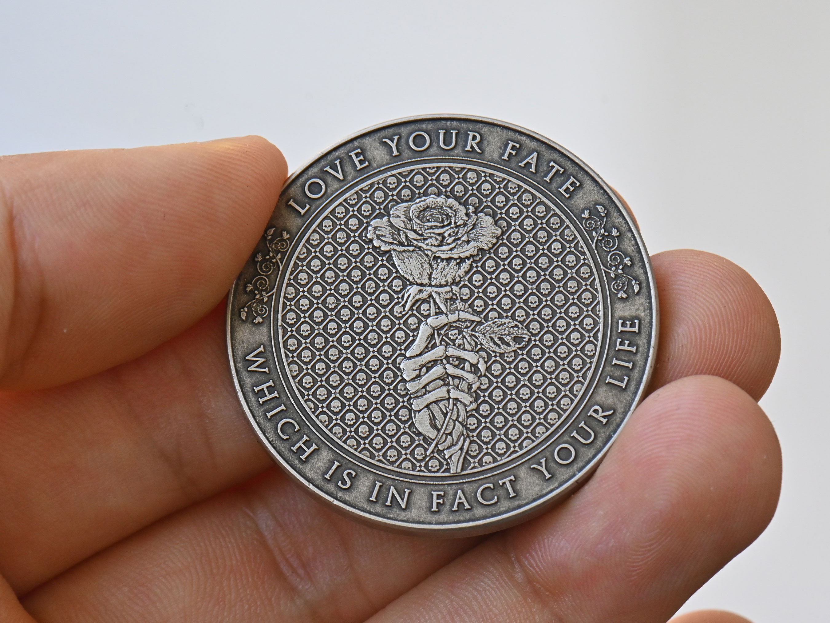 アモール・ファティ・コイン | ストア哲学 | 運命の愛 | ストア派哲学 | デイリー・ストア派 | | エピクテトス | マルクス・アウレリウス  | セネカ | ストア派の名言 - Etsy 日本