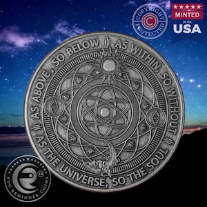 Könnte beinhalten: Eine silberfarbene Münze mit einem kreisförmigen Design, das ein stilisiertes Atom, eine Sonne und einen zunehmenden Mond zeigt. Die Münze trägt den Text "As Above, So Below As Within, So Without As The Universe, So The Soul" am Rand.