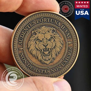 Audentes Fortuna Iuvat コイン | リマインダー コイン | EDC コイン ギフト | 毎日のリマインダー コイン | チャレンジ コイン | モチベーションの名言 | 毎日持ち歩くコイン